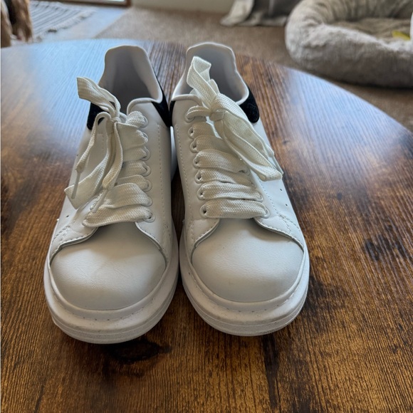 DHgate alexander McQueen White and Black Sneakers - Picture 1 of 7